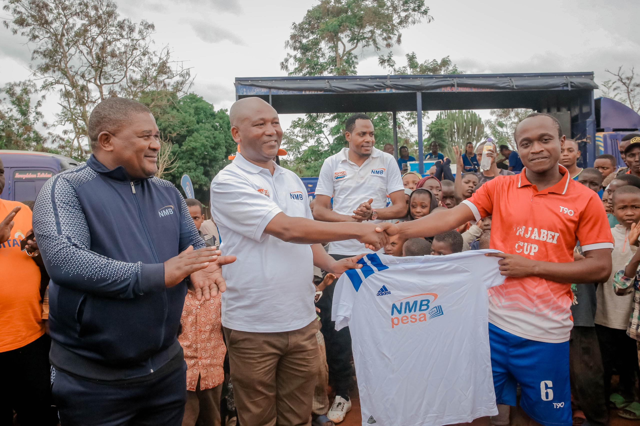 Read more about the article Vikundi vya Kijamii Chalinze vyapigwa msasa NMB Kijiji Day Miono
