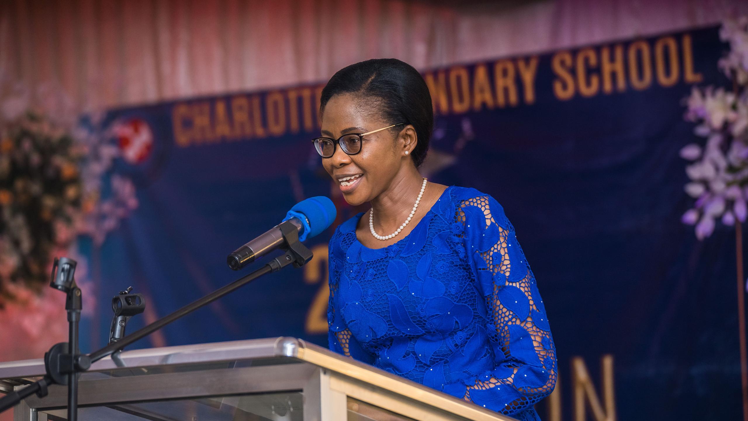 You are currently viewing Mkurugenzi NMB awafunda wahitimu ‘Form Four’ Charlotte Sekondari