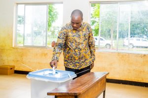 Read more about the article Dk. Biteko awaongoza wananchi Bulangwa kuchagua viongozi wa serikali za mitaa