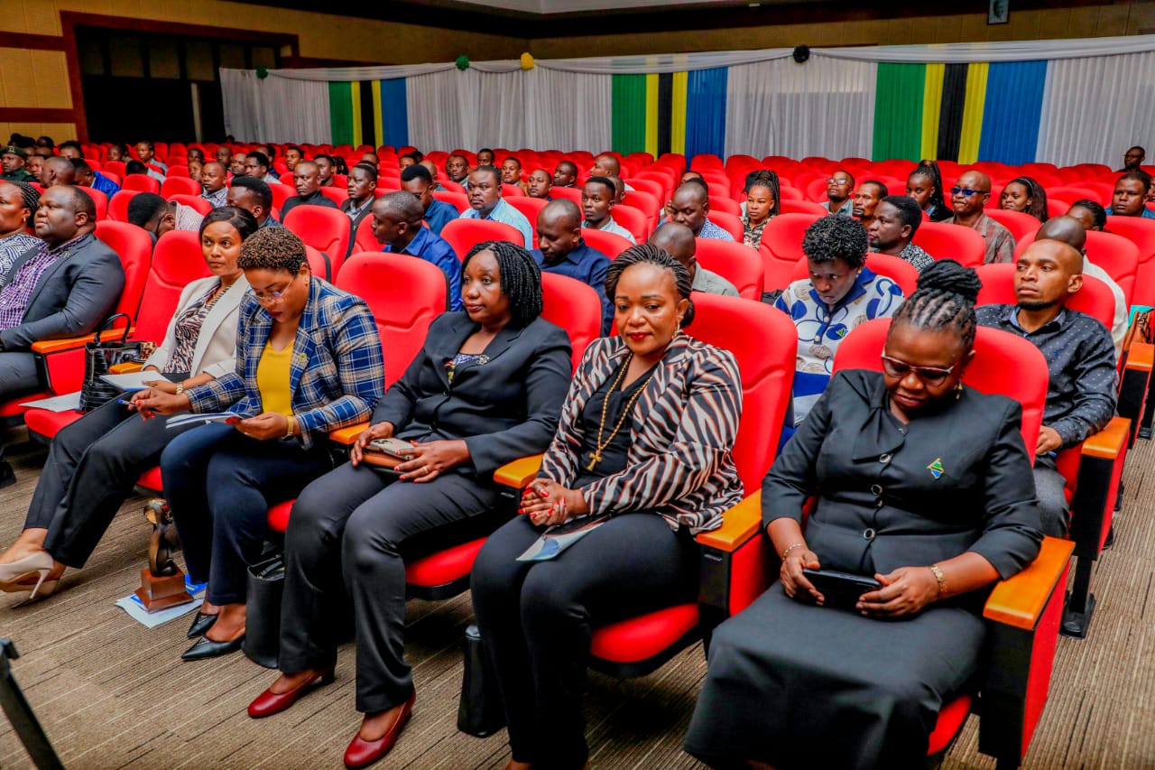 Read more about the article Waziri Chana awafunda maafisa wanyamapori