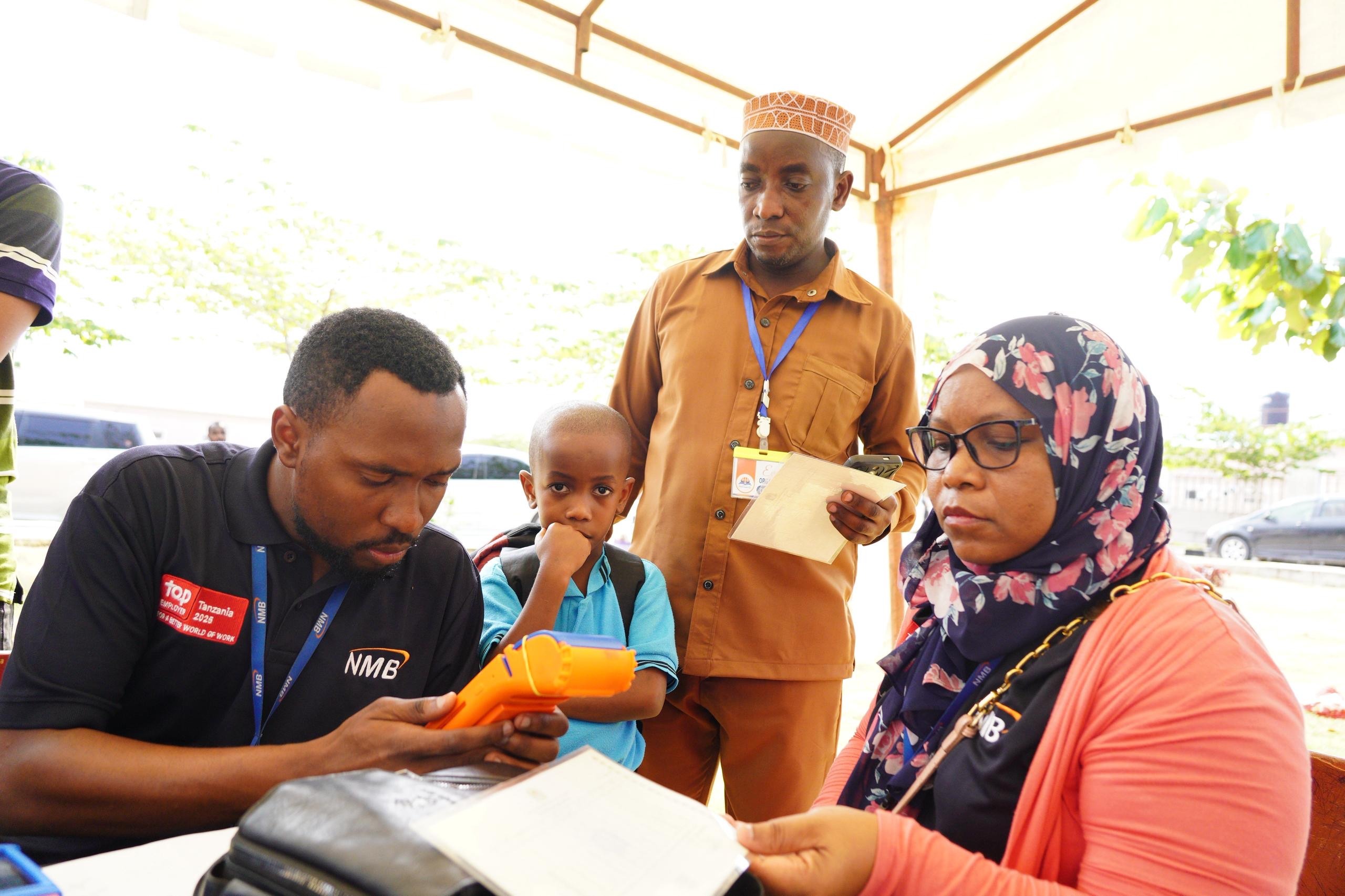 Read more about the article NMB ‘yawapiga msasa’ wazazi, walezi wa wanafunzi Al-Rahmah Complex