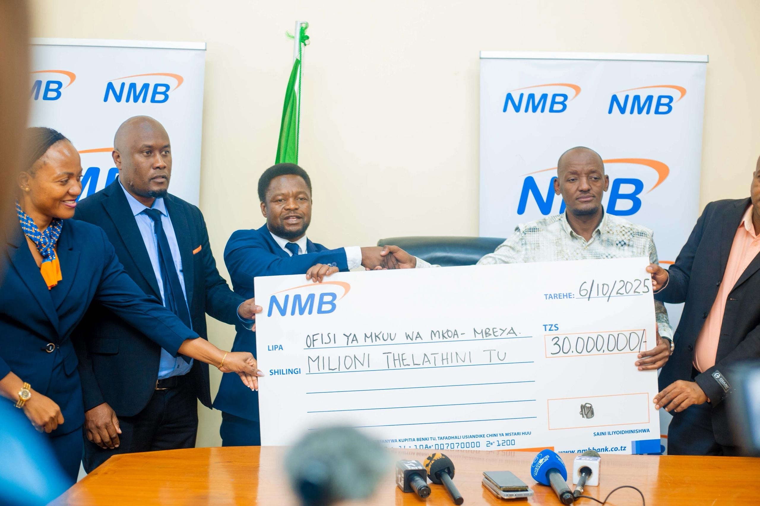 You are currently viewing NMB yakabidhi milioni 30 kupiga jeki sherehe za kuzima Mwenge wa Uhuru