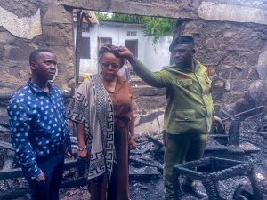 Read more about the article DC Lawuo awapa pole familia iliyopoteza 3 kwa ajali ya moto Magu