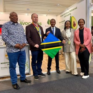 Read more about the article Balozi Mwamweta, Mtaka wasaka soko la parachichi Ujerumani