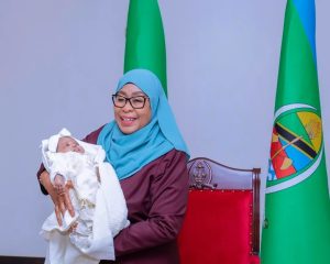 Read more about the article Rais Samia amuasili mtoto aliyetelekezwa Tabora