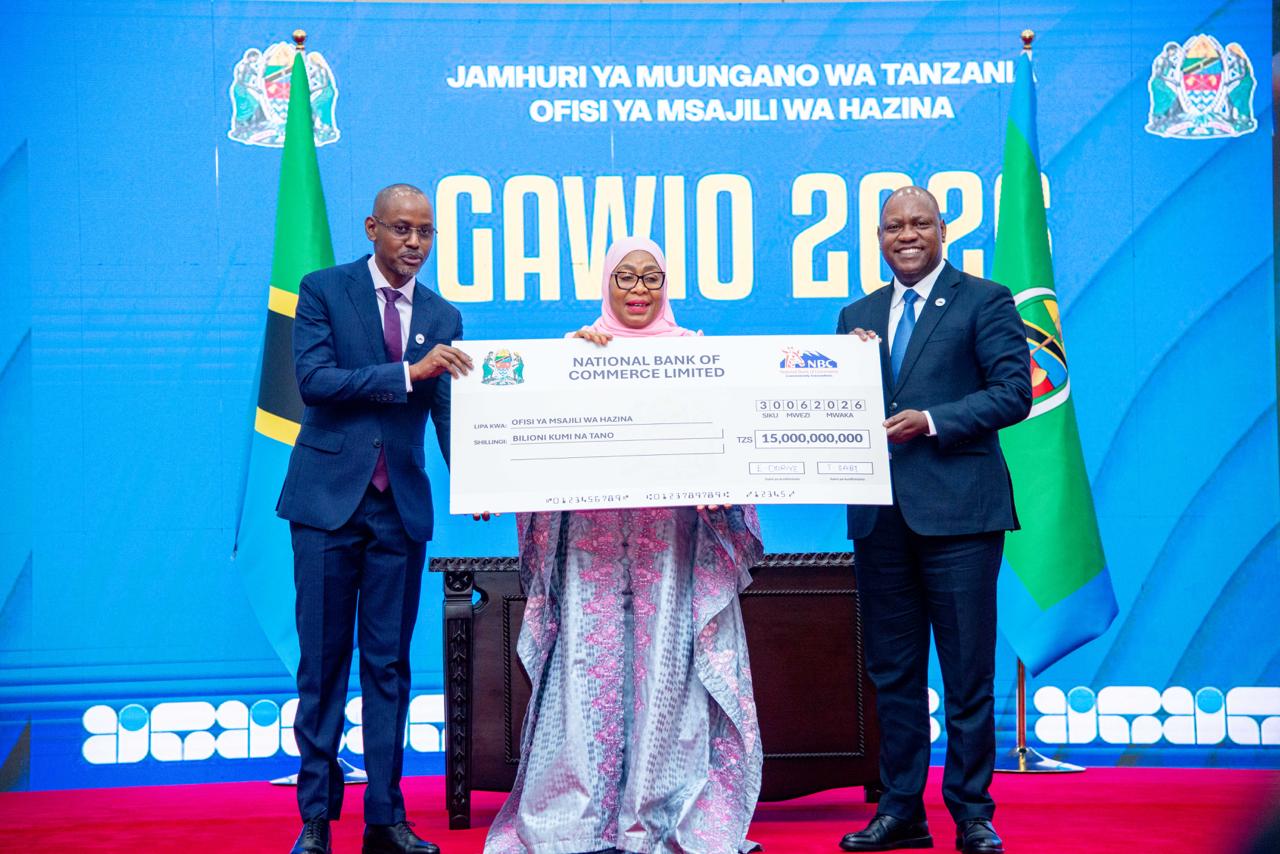 You are currently viewing NBC yakabidhi gawio la shilingi bilioni 15 kwa serikali, yajivunia mafakio makubwa